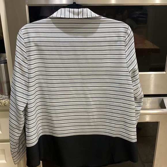 NWOT generous cut Chico’s size 1 polyester black & white top. - Picture 7 of 14